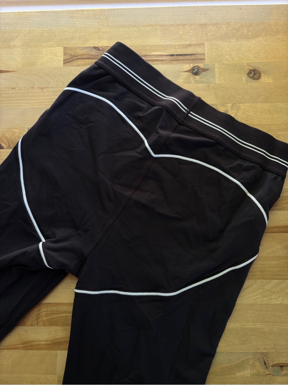 ALO Yoga Black Leggings with White Piping - Picture 7 of 9